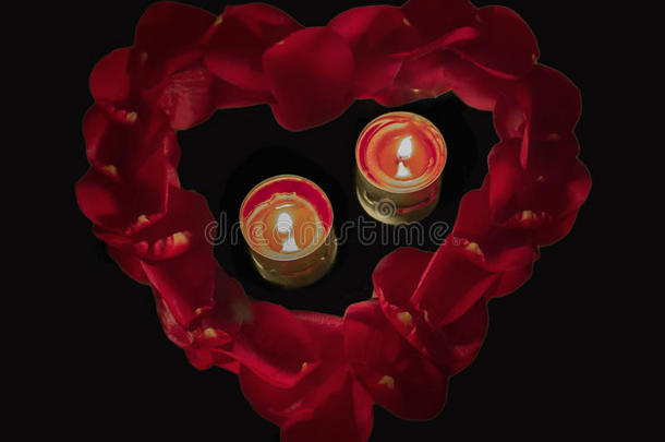 蜡烛玫瑰花瓣的心形