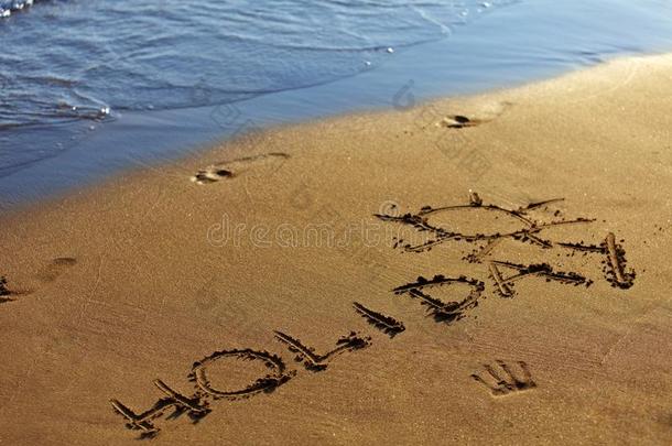 夏日沙滩上用沙子写的节日短信。