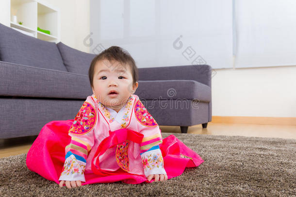 传统韩式打扮坐在地毯上的婴儿