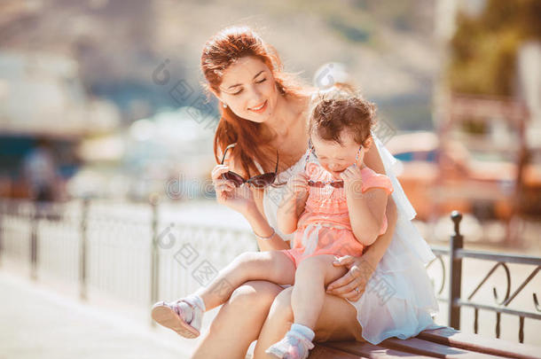 夏日蓝海边嬉戏的妇幼幸福家庭写真