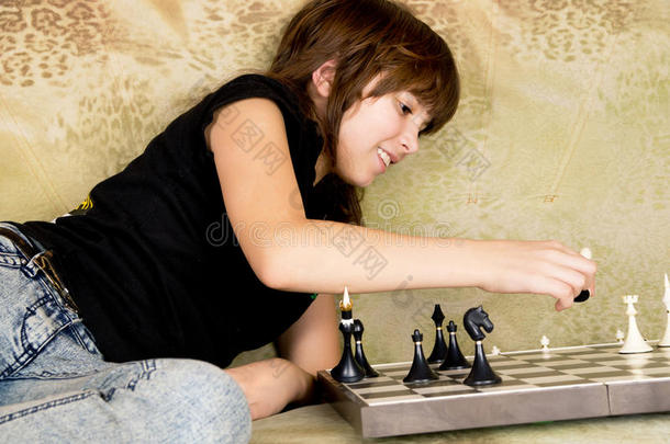 那女孩坐在沙发上<strong>下象棋</strong>