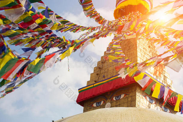 加德满都日出时，菩提多巴带着佛眼。 尼泊尔。