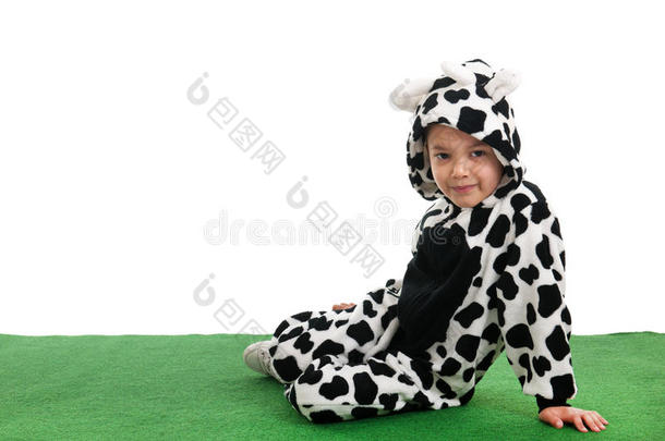 小男孩就像草地上的快乐母牛