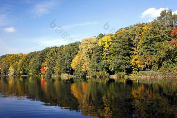 秋天的湖光山色