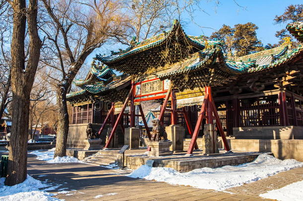 金慈纪念寺（馆）景。双月牌坊