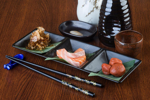 日本料理。背景是生鱼片