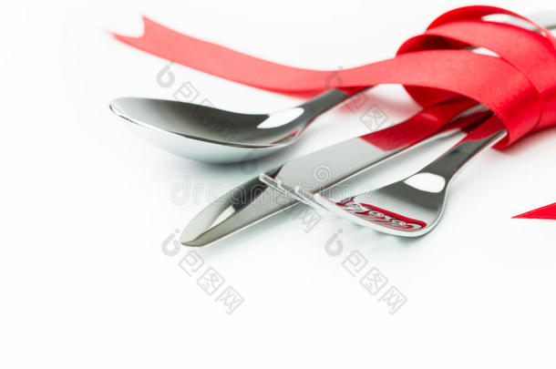 用红<strong>丝带绑</strong>住的叉子、勺子和刀子