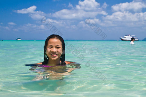 在水里游泳的女孩