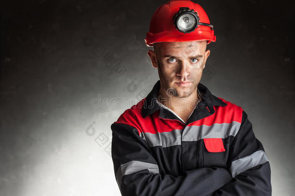 严肃的煤矿工人画像