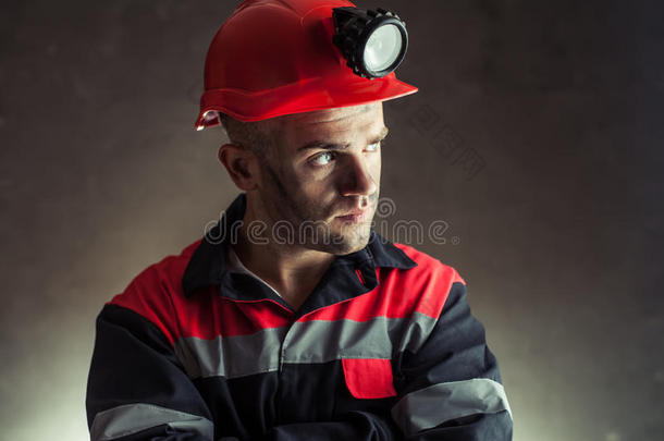 煤矿工人远眺