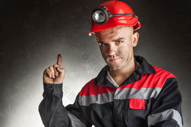 笑容可掬的煤矿工人画像