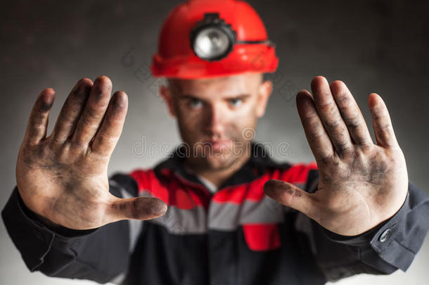 愤怒的煤矿工人叫喊