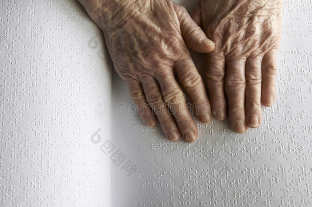 老妇人的手，用盲文看书