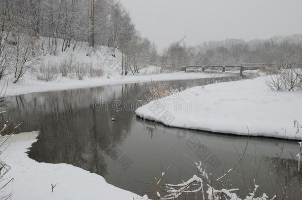 河上降雪