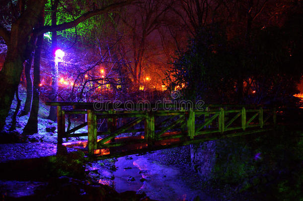 公园里的童话灯和木桥