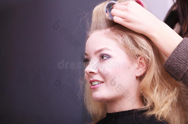 漂亮的金发女孩卷发器卷发器美容院