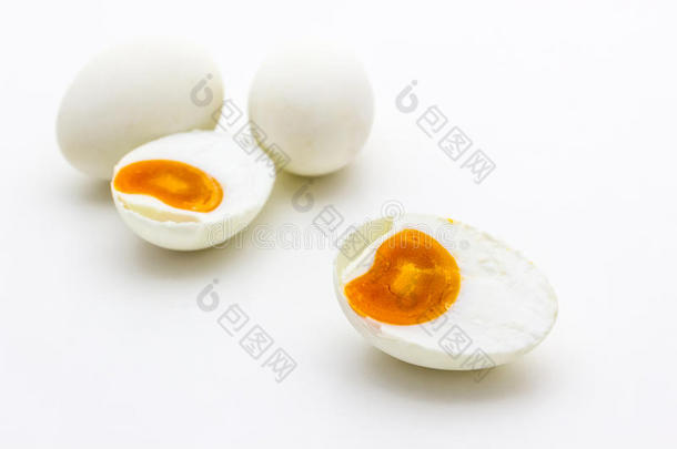 咸鸭蛋或皮蛋。