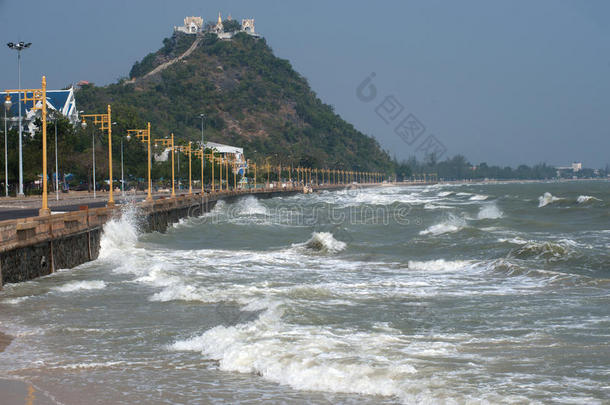 滚滚的海浪拍打着海岸线。