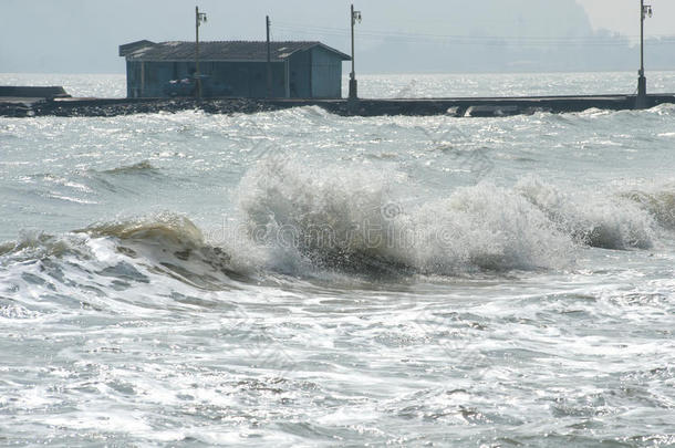 大风天的海浪。