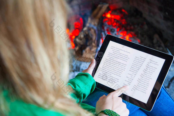 妇女用平板电脑阅读