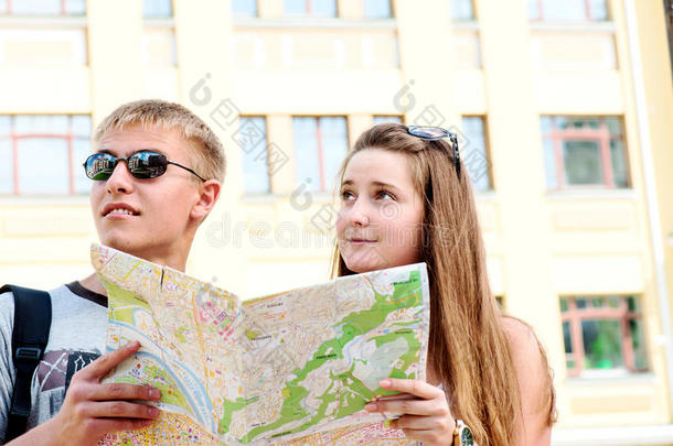 带地图的夫妇游客