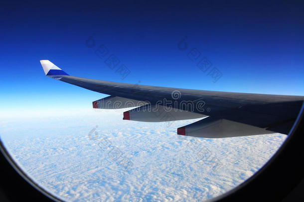 从一扇飞机窗户望去<strong>湛蓝的天空</strong>