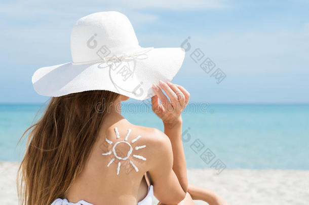 用晒黑的<strong>化妆水</strong>画太阳的女人的肩膀