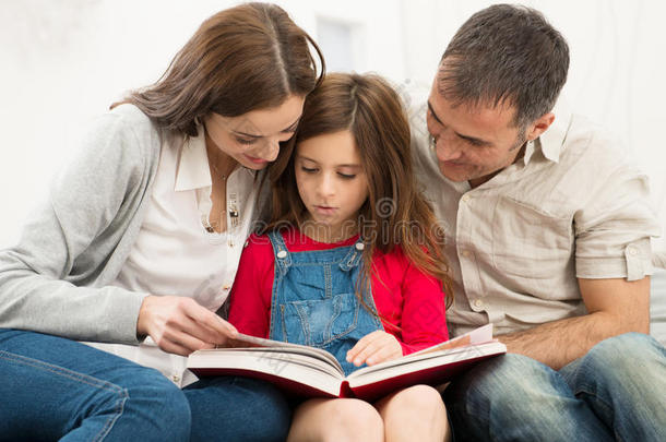 父母帮助女儿学习