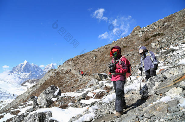 从珠穆朗玛峰跋涉到珠穆朗玛峰大本营旁的徒步旅行者