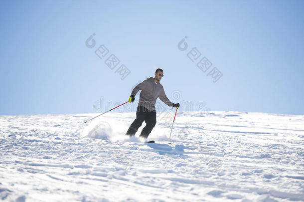 带交叉滑雪板的自由式跳台滑雪运动员