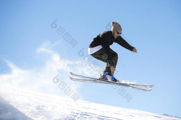 带交叉滑雪板的自由式<strong>跳台</strong>滑雪运动员