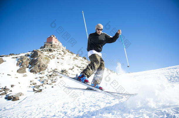 带交叉滑雪板的自由式<strong>跳台</strong>滑雪运动员