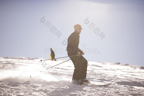 带交叉滑雪板的自由式跳台滑雪运动员