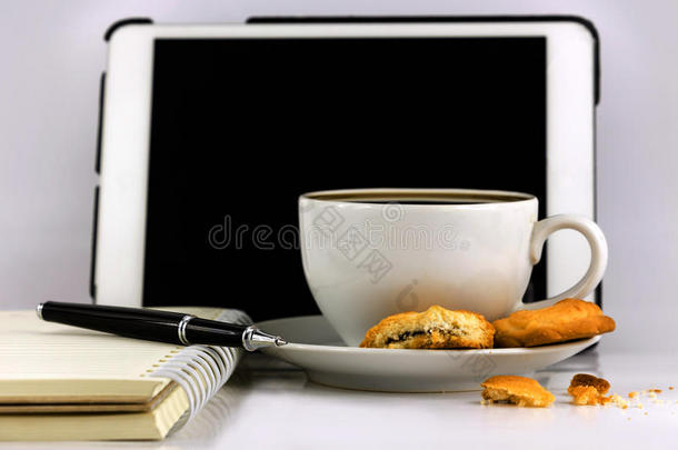 一杯咖啡，平板电脑，书和笔
