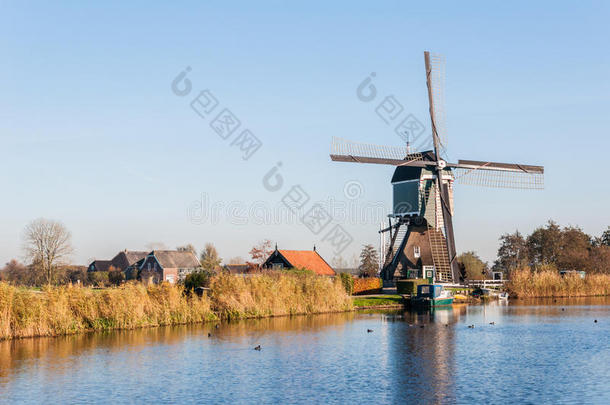 一条小河边上的老式荷兰风车