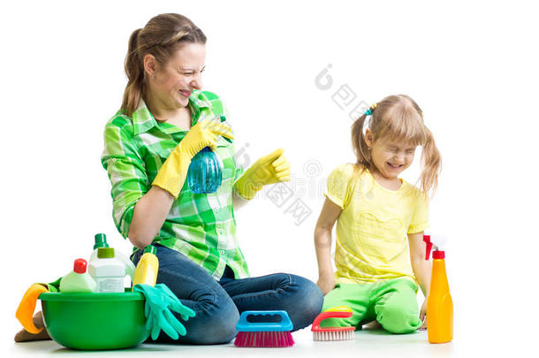 妈妈带孩子打扫房间玩得开心