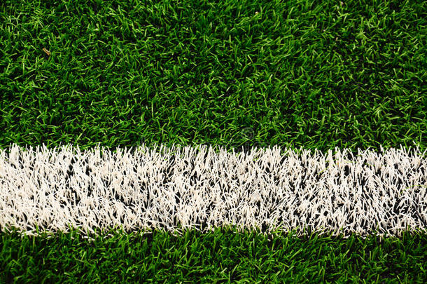 绿色足球场或足球场上的白色条纹