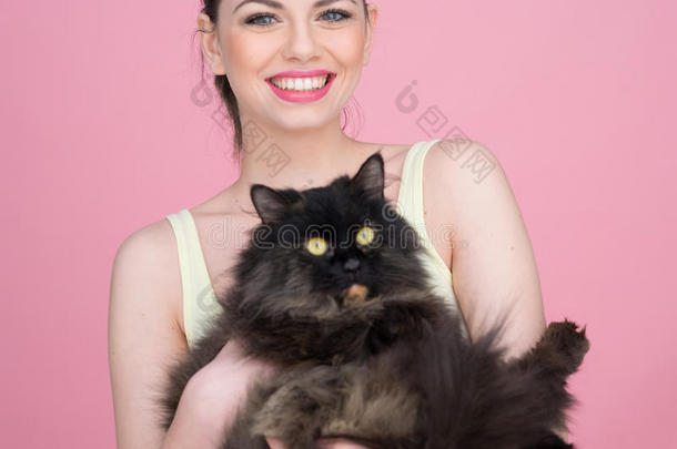 美女抱着一只大黑猫