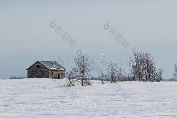 冬季大草原上的废弃房屋