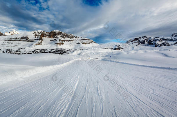 意大利阿尔卑斯山麦当娜迪坎皮格里奥滑雪场附近的滑雪场