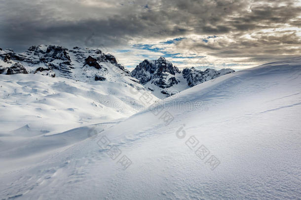 意大利阿尔卑斯山麦当娜迪坎皮格里奥滑雪场附近的滑雪场