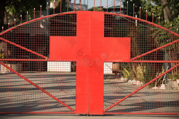 带红色十字架的大门