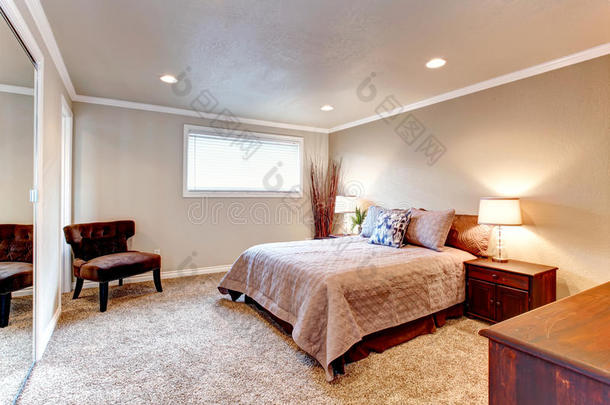 舒适的棕色卧室，木质家具和柔软地毯