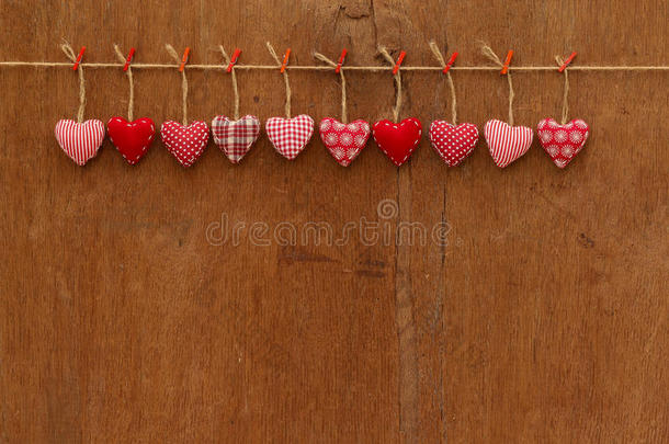 方格布爱情情人节的心挂在木质纹理的背上