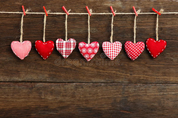 方格布爱情情人节的心挂在木质纹理的背上