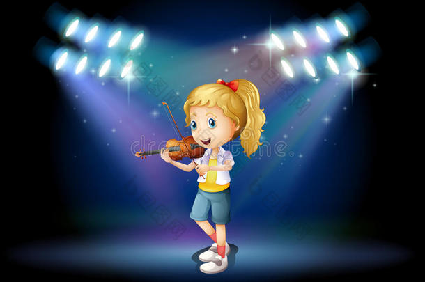 在舞台上拉小提琴的年轻女孩