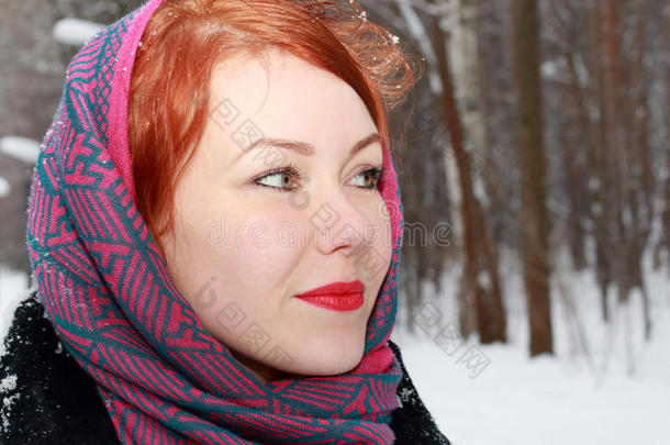 戴红头巾的漂亮姑娘看向远方的冬天