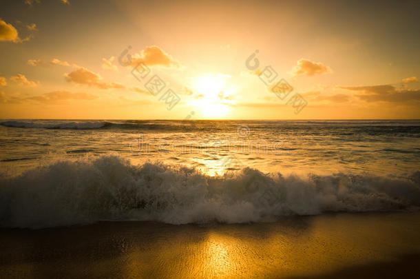 金色的日落和汹涌的海浪