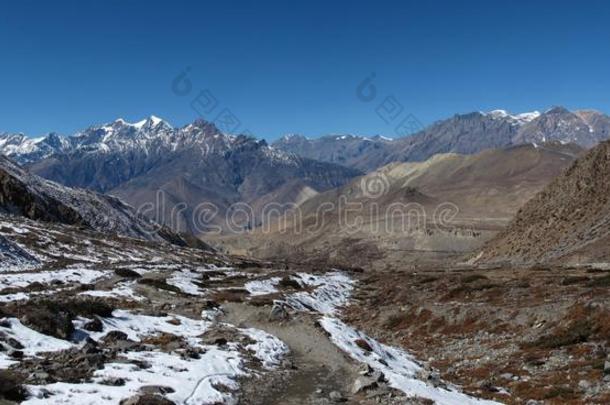 从thorung la pass到muktinath途中的风景