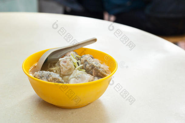 传统香港咖啡馆提供的虾仁汤